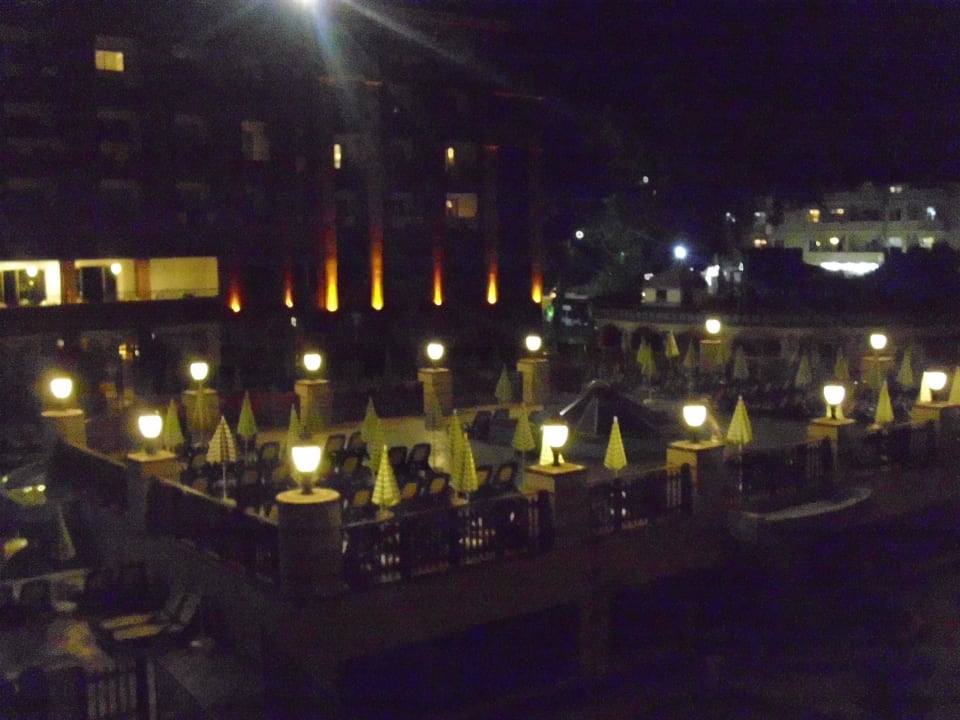 Pool bei Nacht NoxInn Club