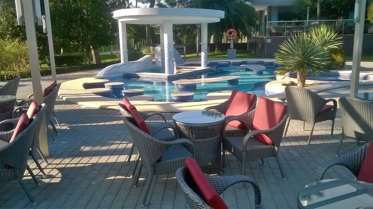 Pool mit Bar Hotel Riu Bravo