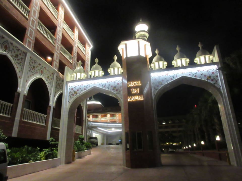 Entrée de l'hôtel Royal Taj Mahal Hotel