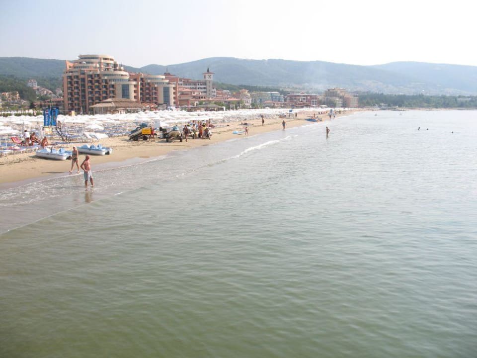 Der Sonnenstrand direkt vor dem Hotel Majestic DIT Majestic Beach Resort