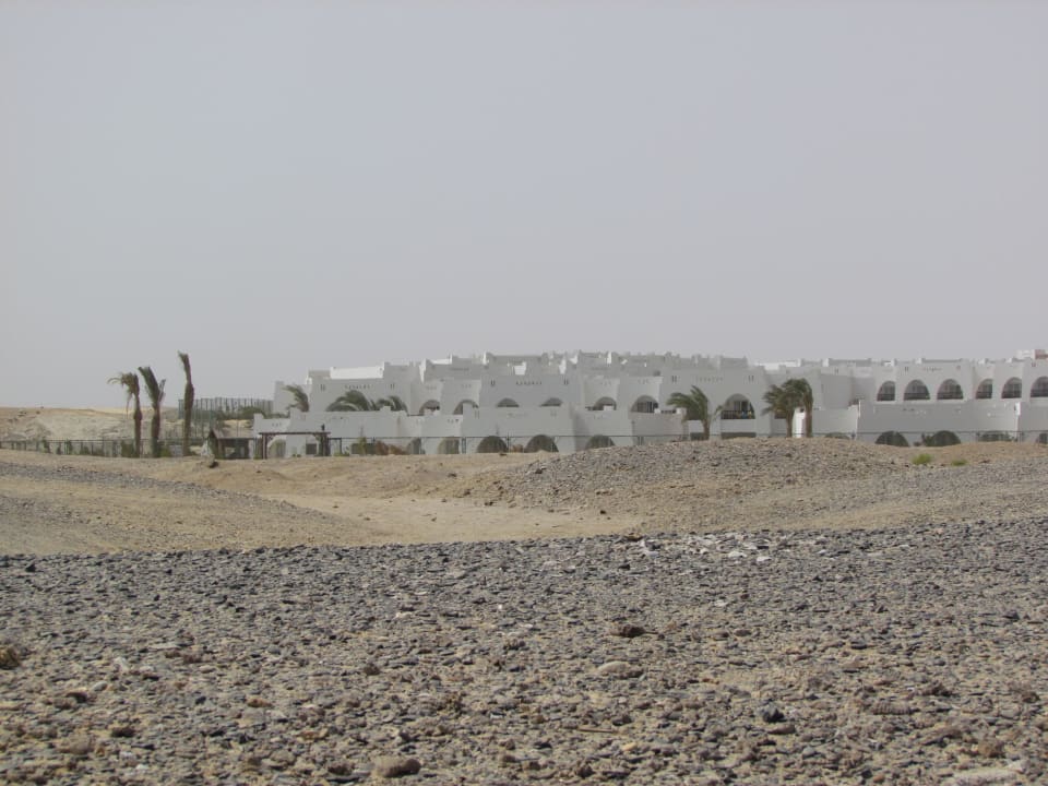 Widok hotelu z plaży Hilton Marsa Alam Nubian Resort