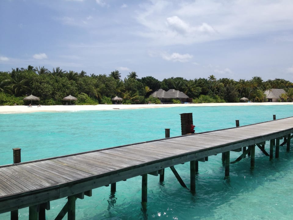 Steg zu den Bungalows mit Insel im Hintergrund Veligandu Maldives Resort Island