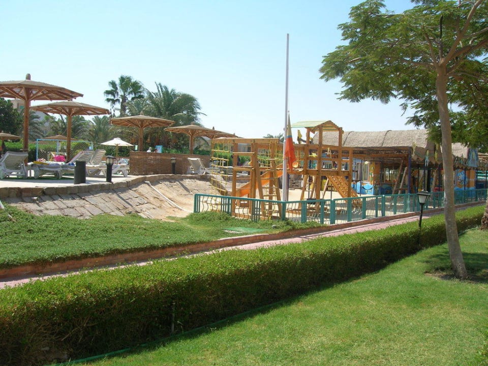 Kinderspielplatz direkt neben Aktivpool Golden Beach Resort