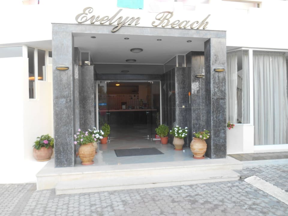 Hoteleingang Hotel Evelyn Beach