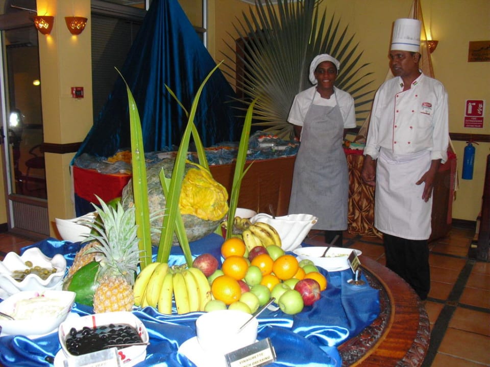 Der Küchenchef eröffnet das Büffet Gold Beach Resort