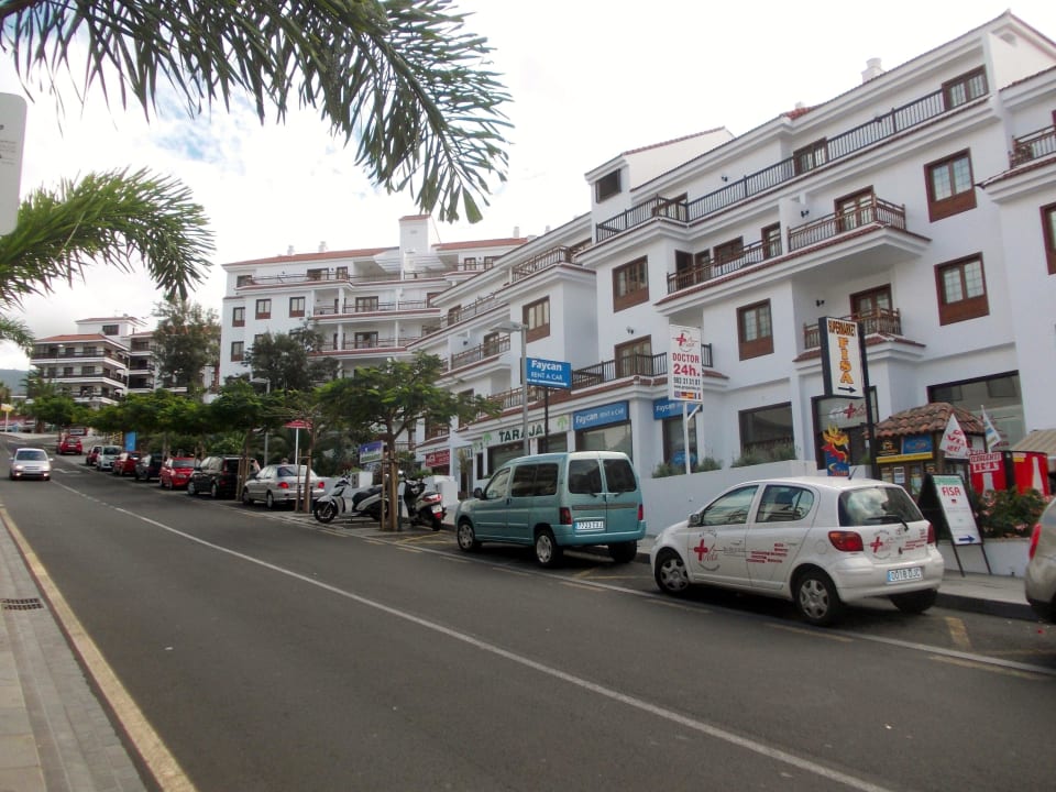 Die Straße Calz Martianez vor der Apartmentanlage Apartamentos Casablanca
