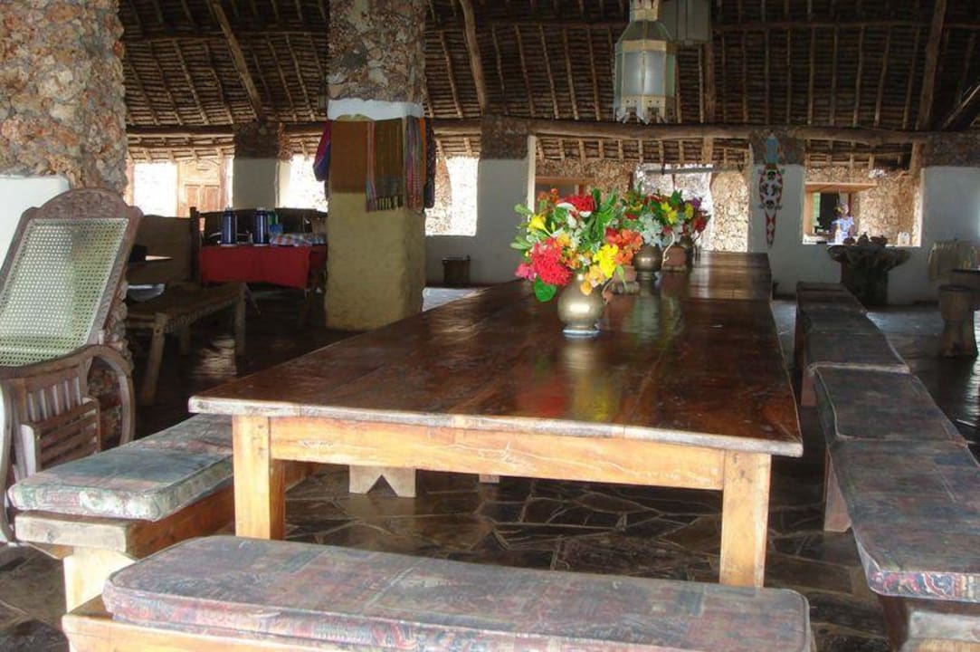 Der grosse Esstisch im Restaurant Mwazaro Beach Mangrove Lodge