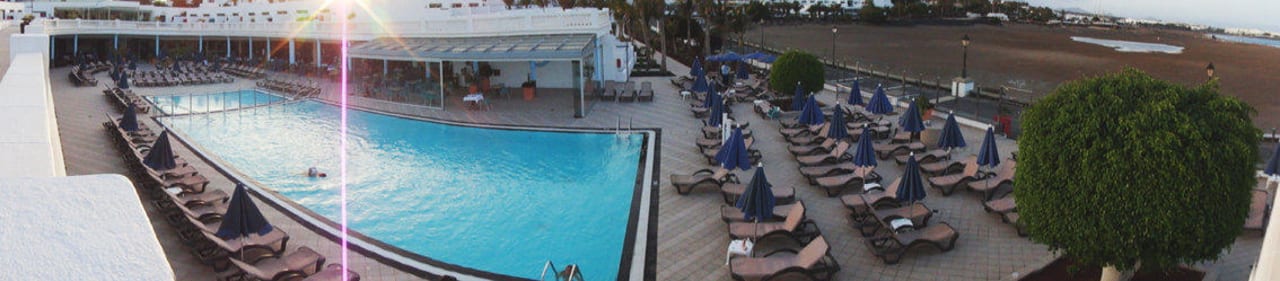 Poolanlage mit Liegen Hotel Las Costas