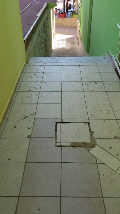 Vollgekackter durchgang zum Pool Eri Beach & Village