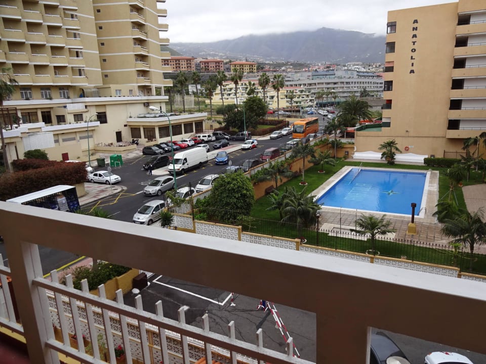 Ausblick auf Pool und Straße Skyview Hotel