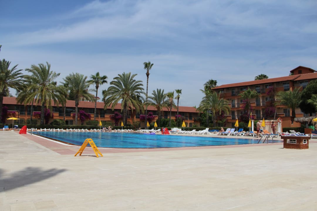 Großer Animationspool Club Turtas Beach Hotel