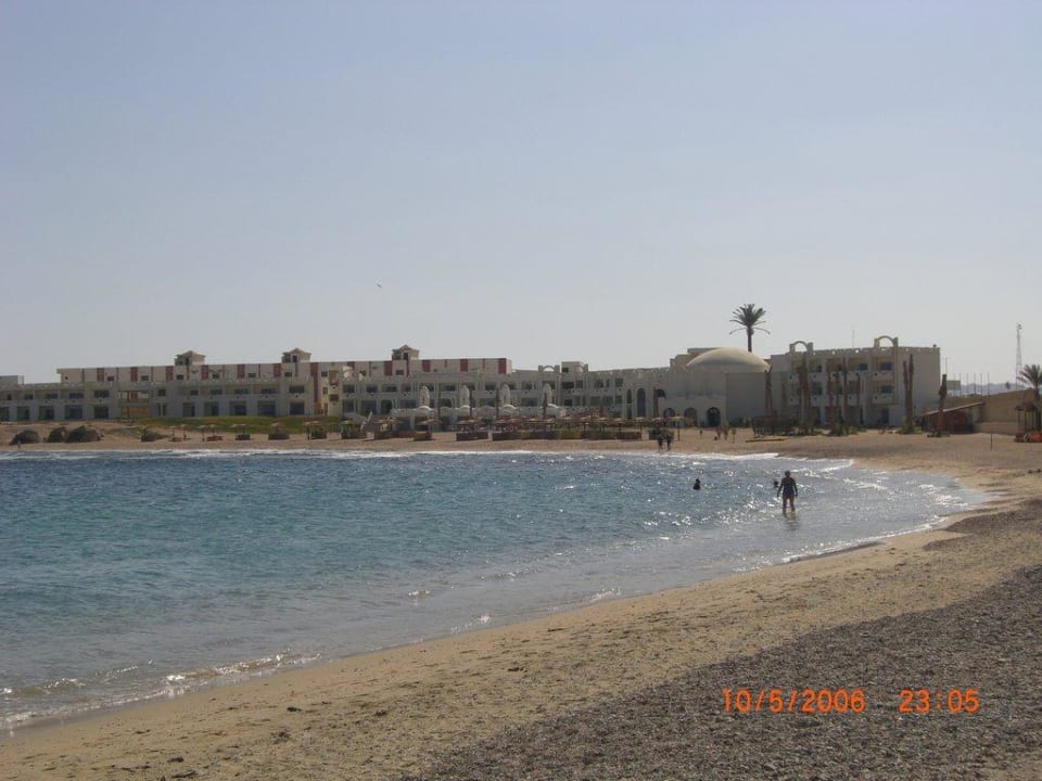 Blick über den Strand zum Hotel Coral Sun Beach