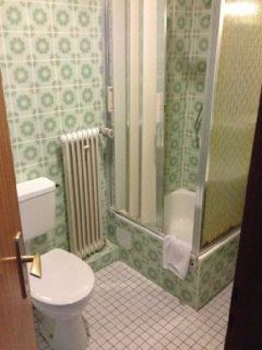 Bad mit schimmeliger Duschabtrennung Hotel Nicolay 1881