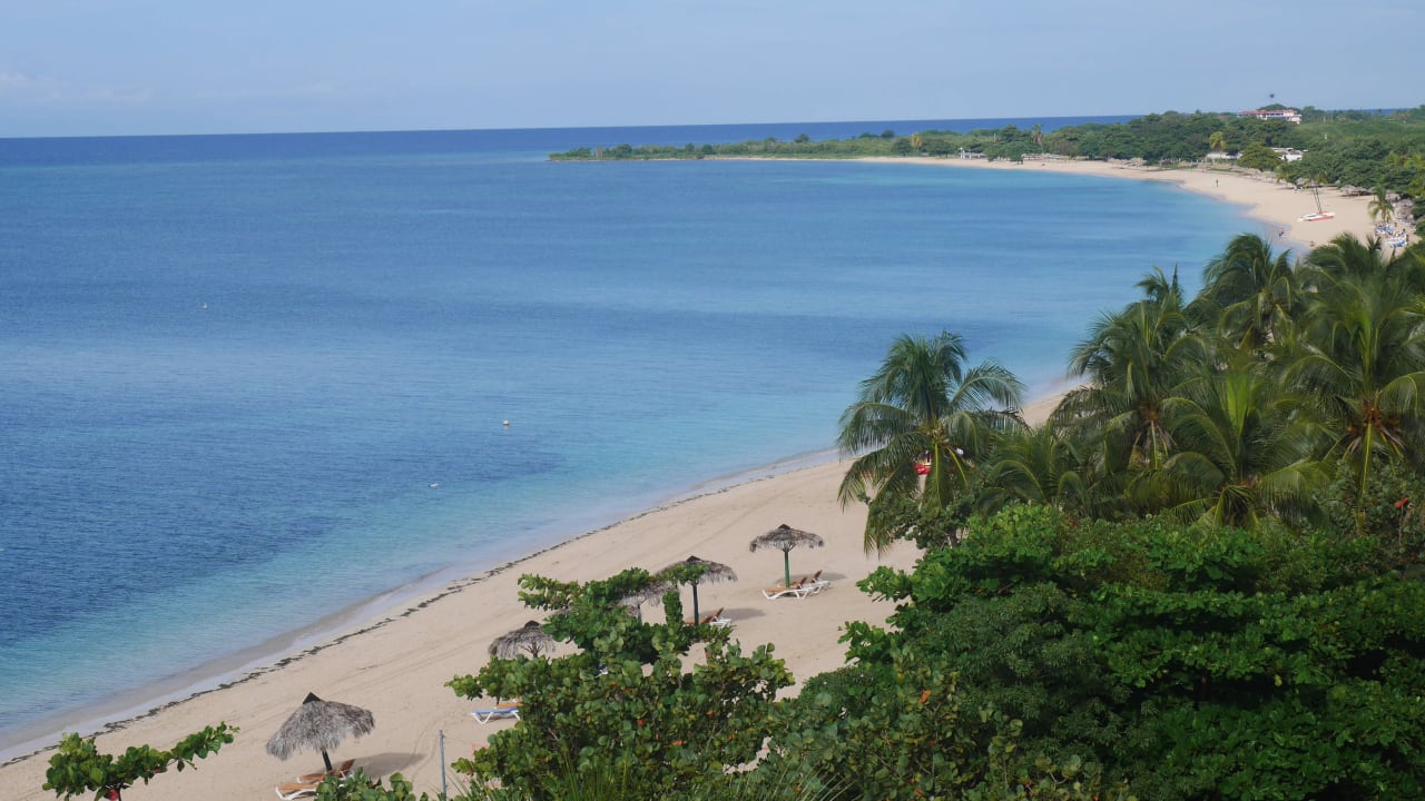 Blick vom Zimmer zum Strand Club Amigo Hotel Ancon