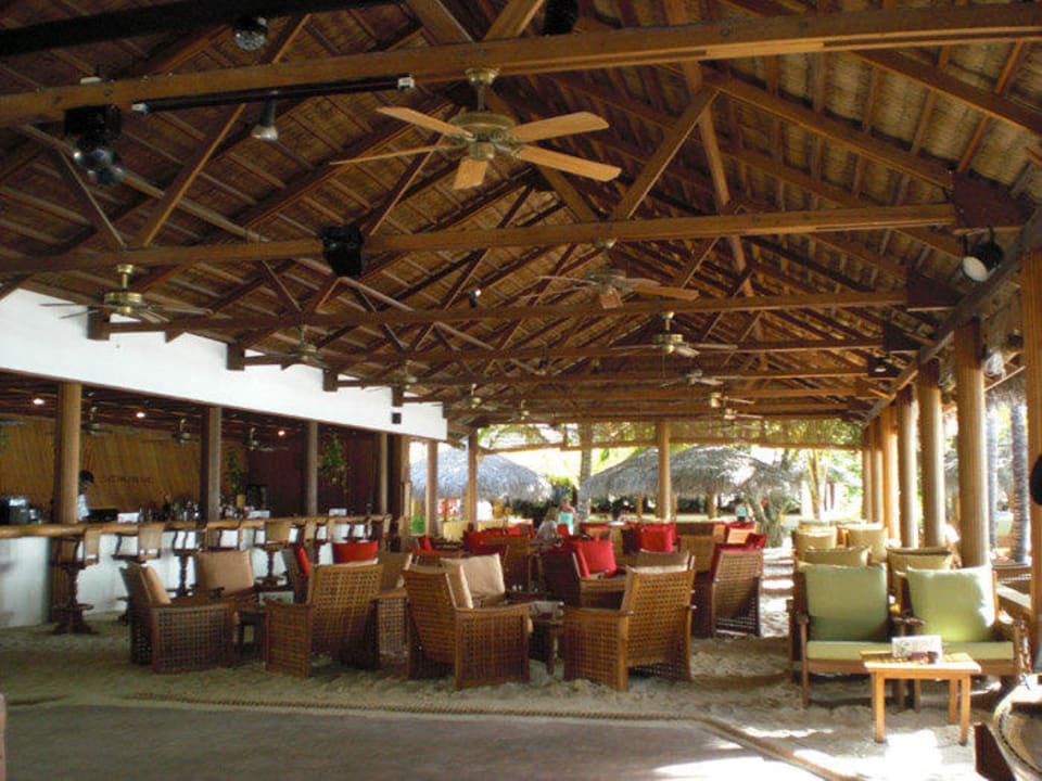 Die Main Bar am Mittag - auch hier Schuhfreie Zone NH Collection Maldives Reethi Resort