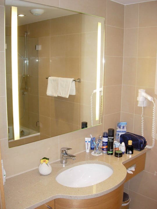 Ausreichendes Badzimmer, leider nur ein Waschbecken aja Fürstenhaus am Achensee