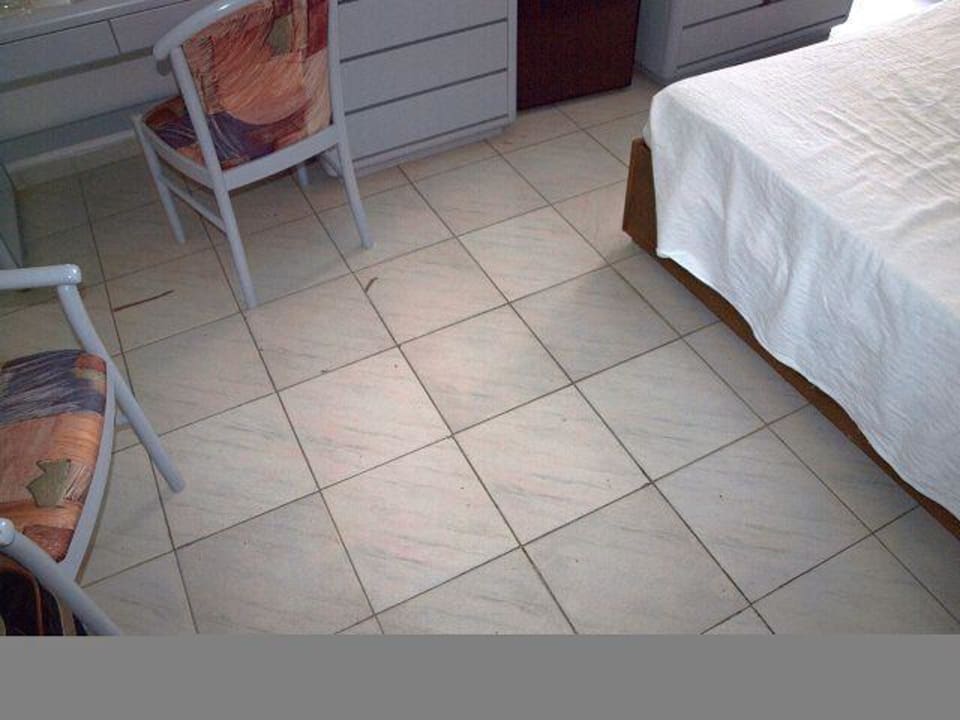 Der Bodenbelag total verwohnt Olympos Beach Hotel