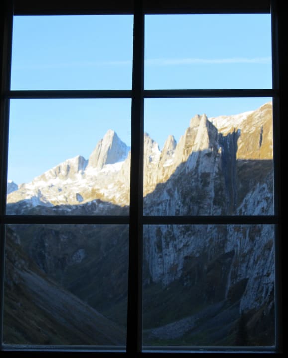 Morgendlicher Blick durch's Zimmerfenster Berggasthaus Bollenwees