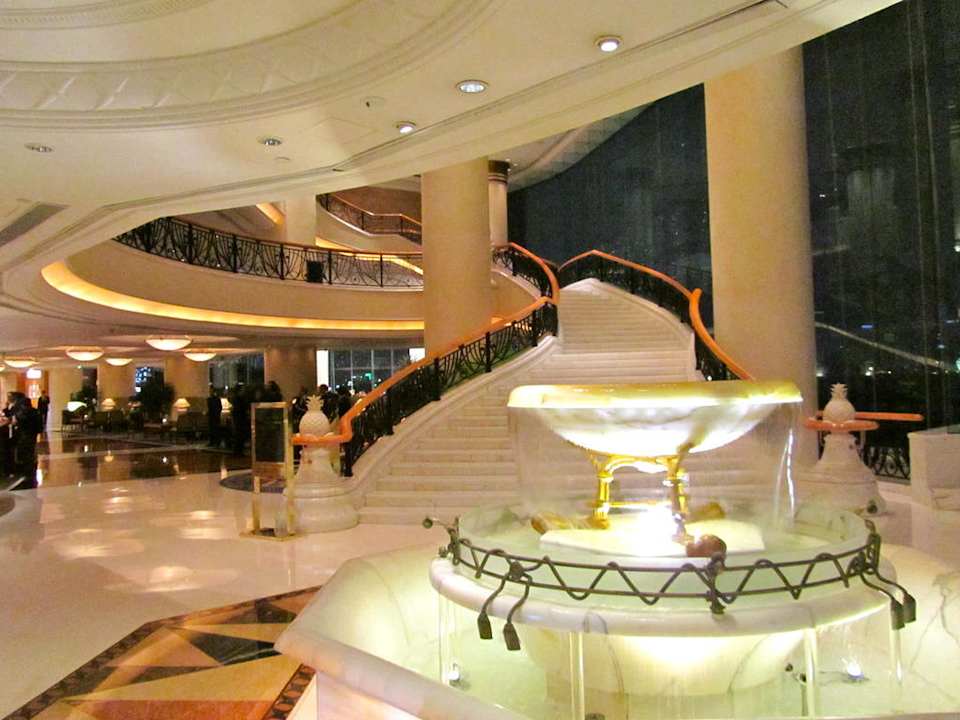 Eingangshalle mit Springbrunnen Harbour Grand Kowloon