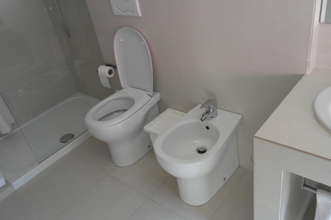 This looks more like a 4 star hotel Hotel Genius Downtown