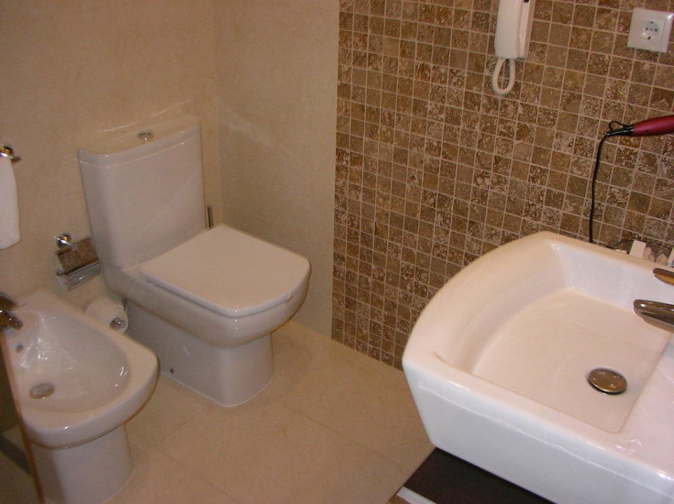 Teil des geräumigen Badezimmes Axis Porto Business & Spa Hotel