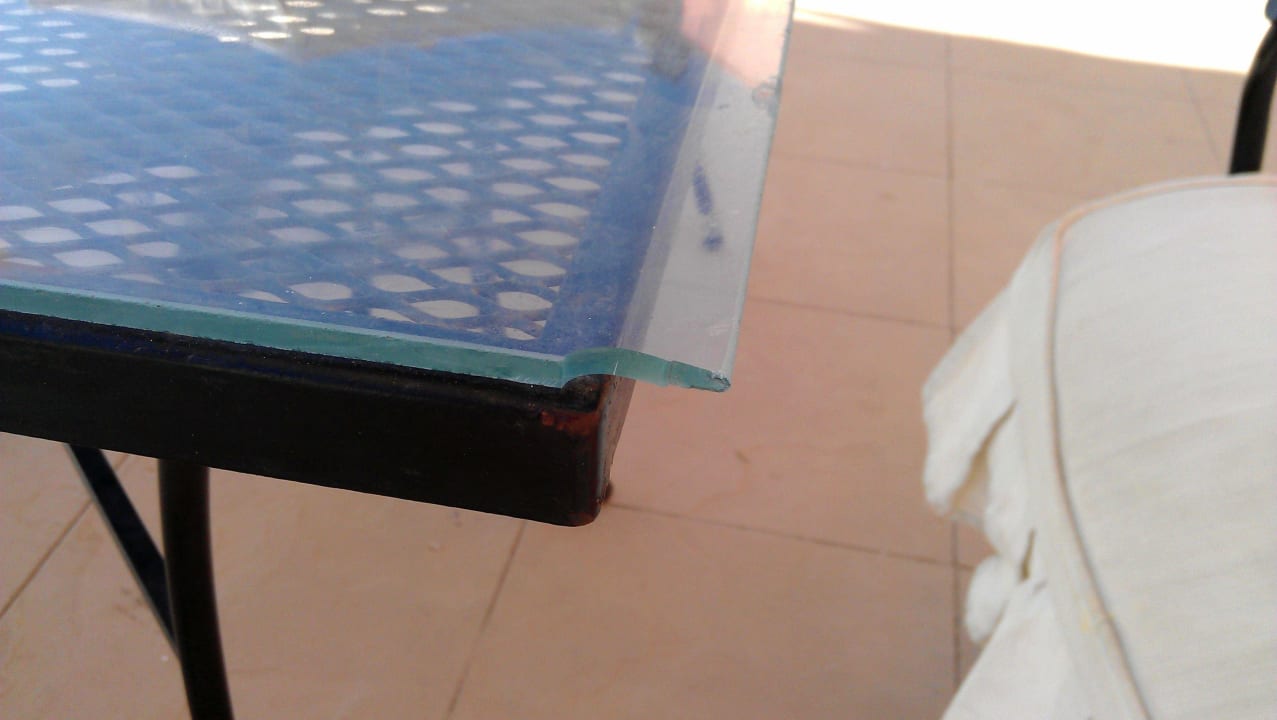 Beschädigte Glasplatte Three Corners Happy Life Beach Resort