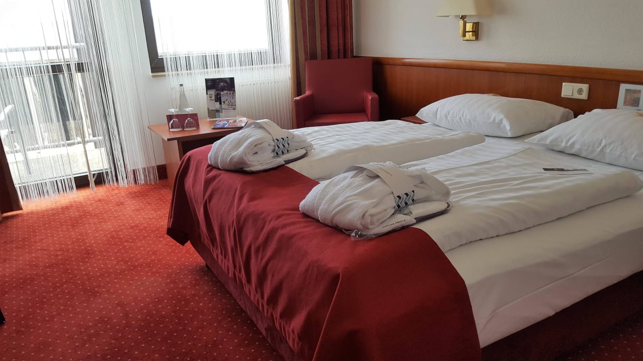 Bequeme Betten und Blick zum Balkon Mercure Hotel Bad Dürkheim An Den Salinen