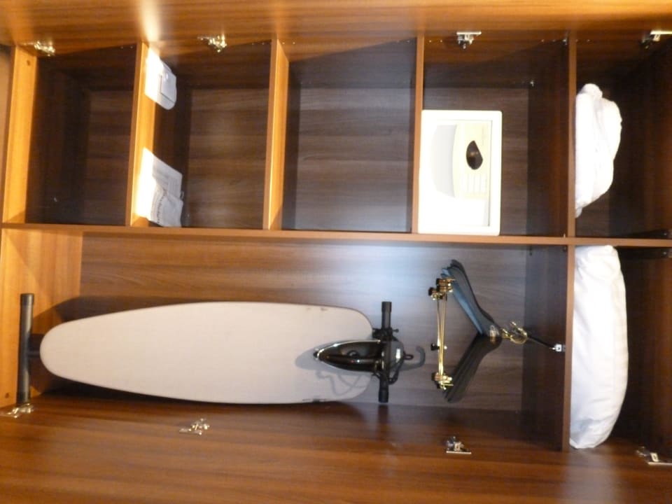 Schrank, Bügelbrett, Safe Flemings Hotel Frankfurt Main-Riverside