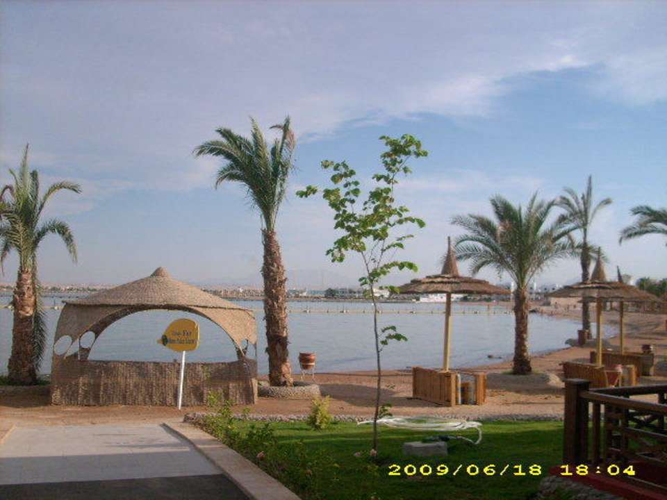 Blick auf den Strand beim Abendessen im Si Omar Beach Albatros Resort