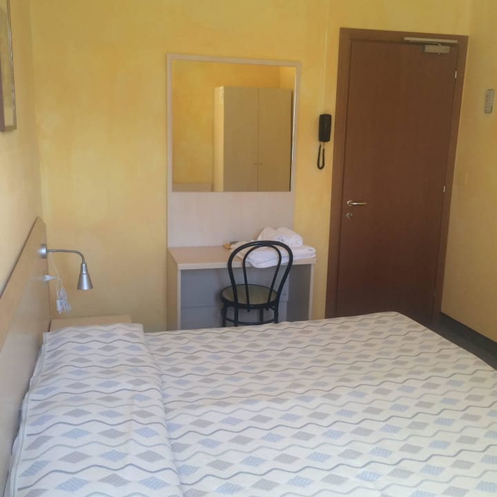 Bett und kleiner Schreibtisch Hotel Rosmari