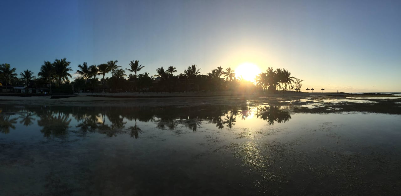 Hotelstrand am frühen Morgen Jalsa Beach Hotel & Spa
