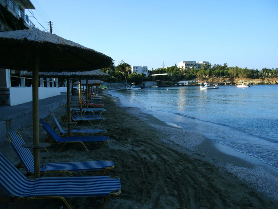 Der "schöne" Sand-/Kiesstrand Hotel Alexander House