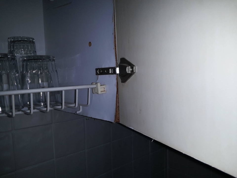 Tür vom Hängeschrank im geöffneten Zustand Servatur Alameda de Jandía