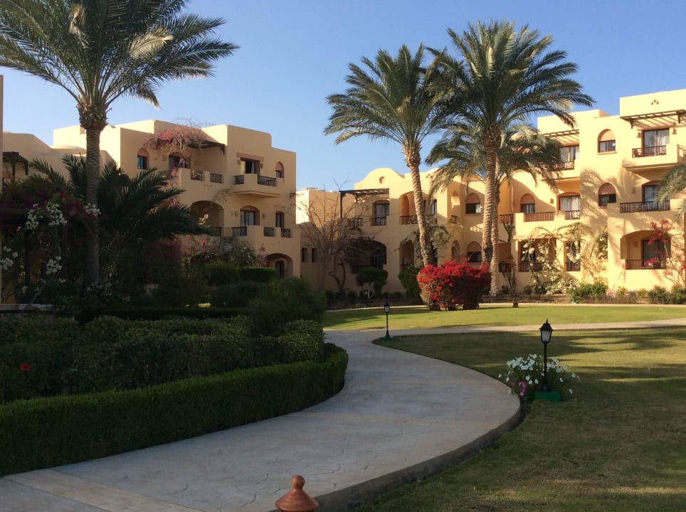 Garten mit Blick zu den zimmern Steigenberger Coraya Beach - Adults only