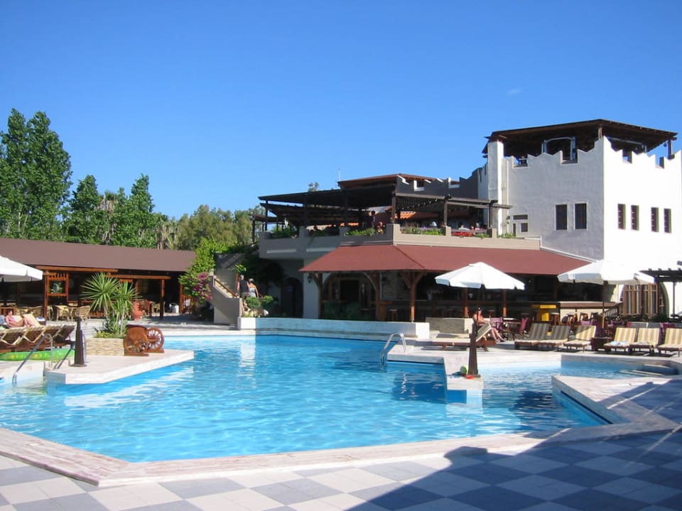 Poolbereich Gaia Garden Hotel