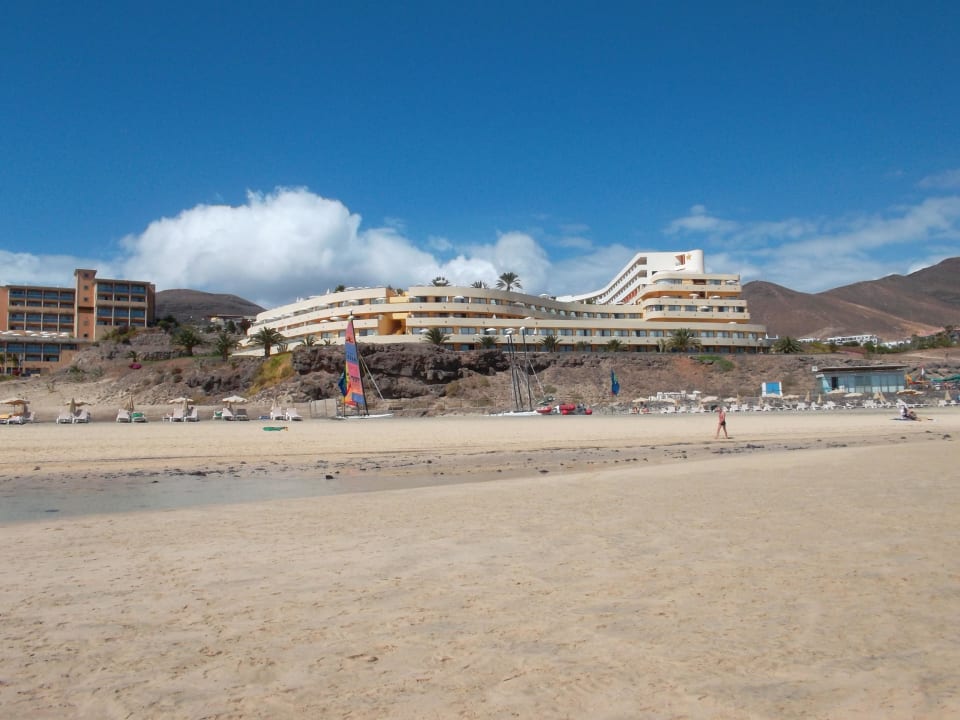 Blick vom Strand zum Hotel Iberostar Waves Playa Gaviotas