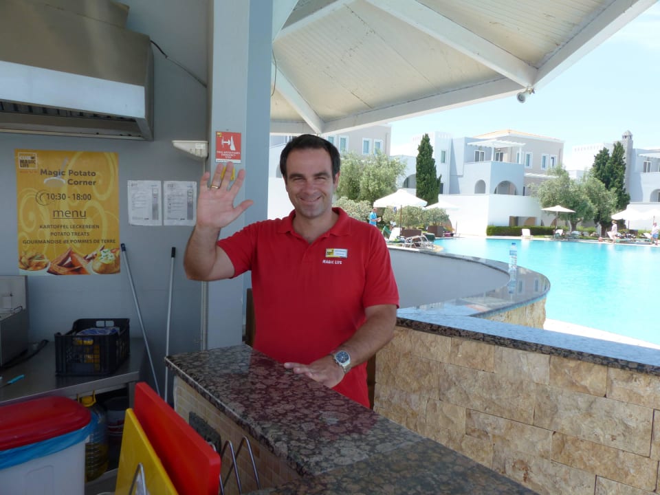 Hotelmanager am Potato-Corner Atlantica Marmari Palace