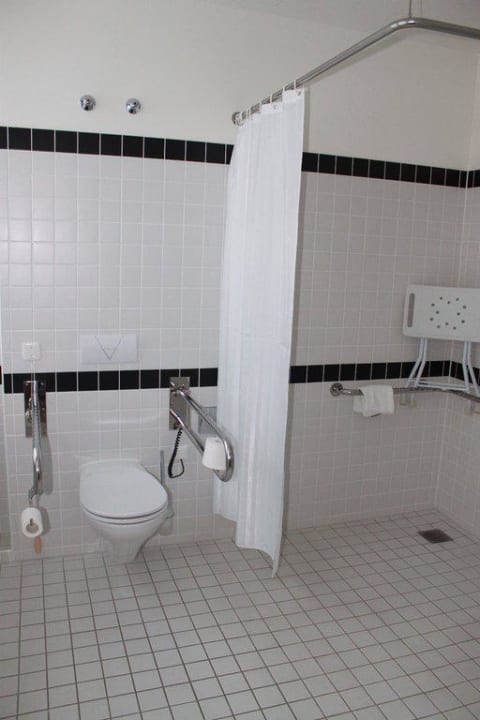 Behindertengerechte Toilette und Dusche acom Hotel München