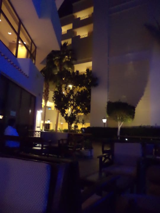 Дворик отеля вечером SUNRISE Holidays Resort (Adults Only)