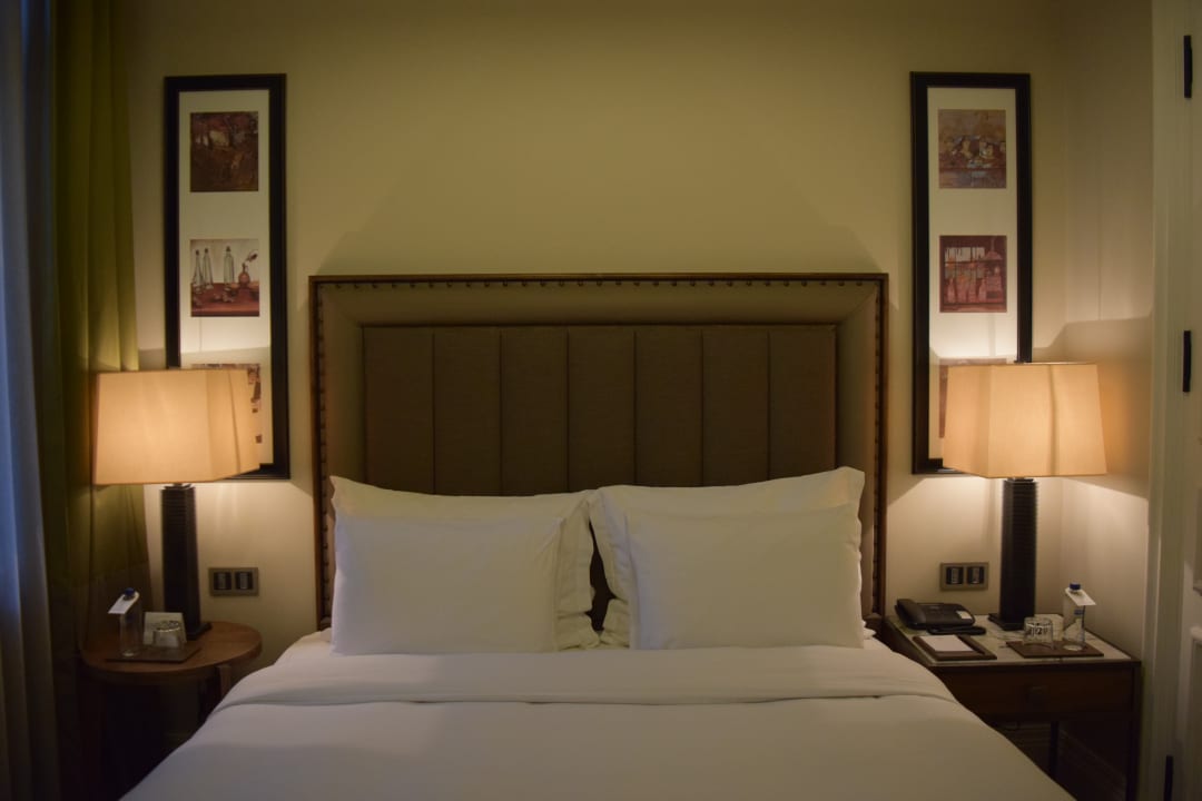 Schmales, aber äußerst bequemes Doppelbett im Standard-Zimme The House Hotel Vault Karakoy