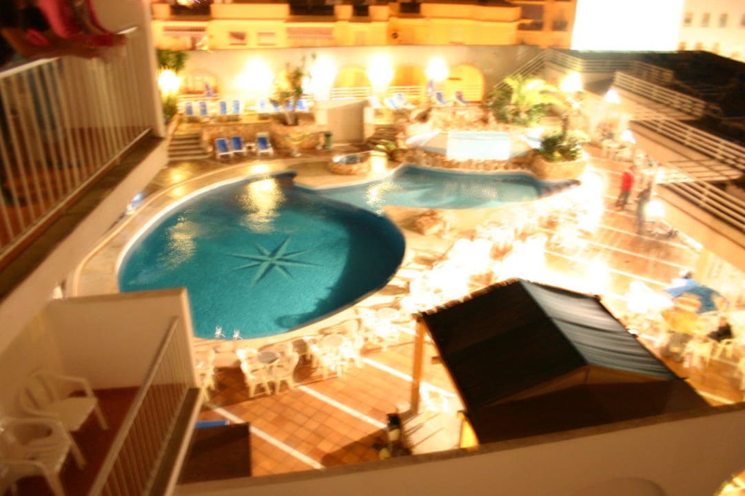 Nachtblick auf Pool Hotel Kilimanjaro