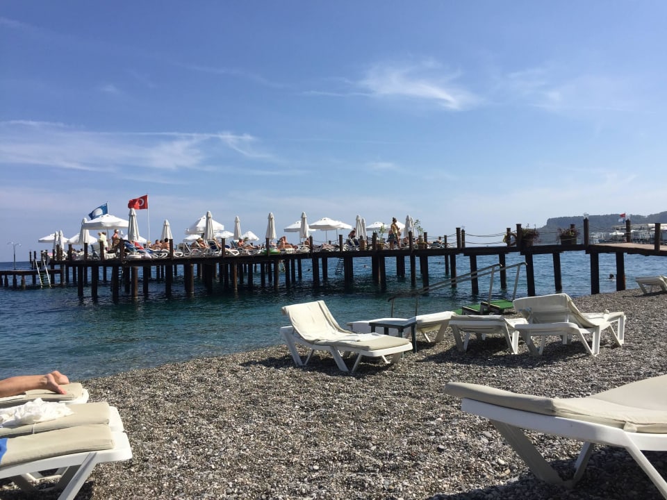 Kieselstrand mit Blick auf den Steg Akra Kemer