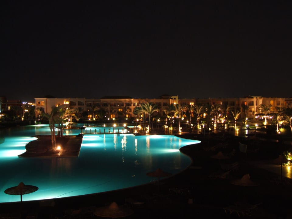 Basen nocą JAZ Aquamarine Resort