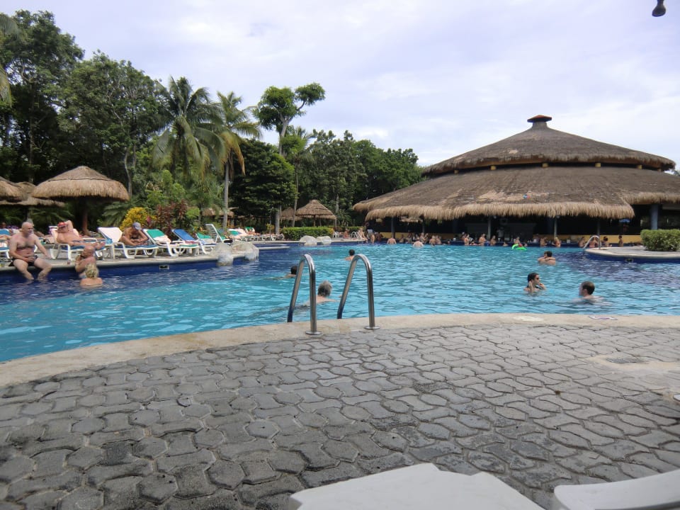 Pool mit Blick auf die Poolbar Hotel Riu Tequila