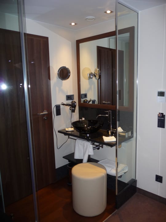 Bad mitten im Zimmer Flemings Hotel Frankfurt Main-Riverside