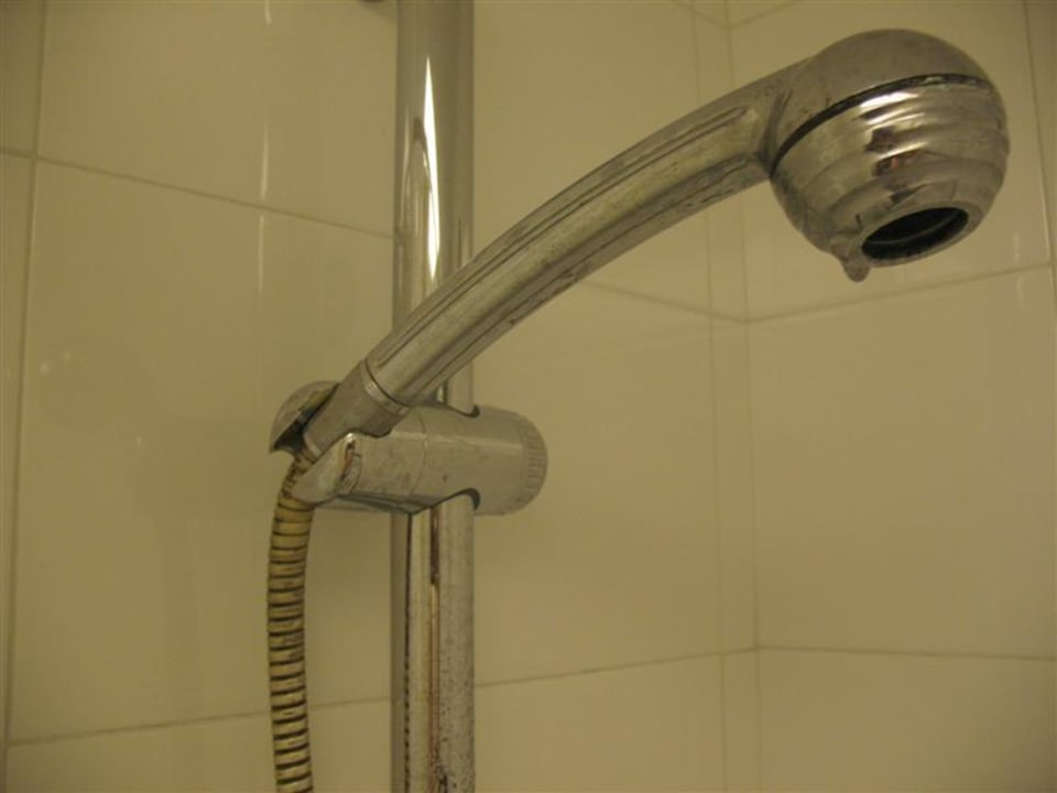 Duschkopf wirkt sehr abgenutzt - dennoch funtional Ibiscus Hotel Rhodos