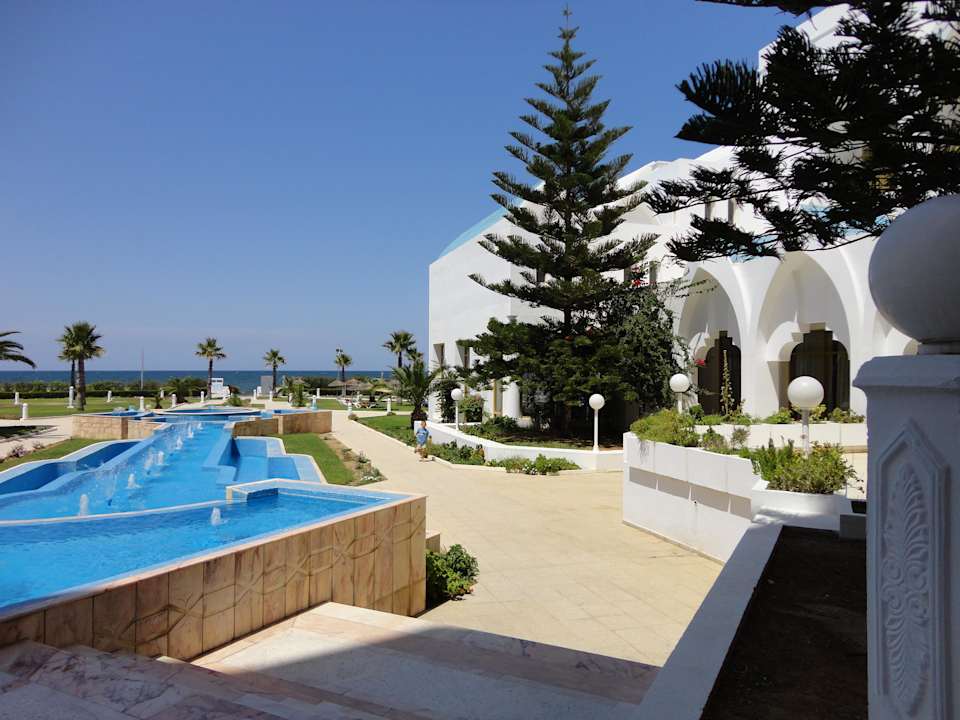 Weg zum Pool vom Hotelhinterausgang Hotel Amir Palace