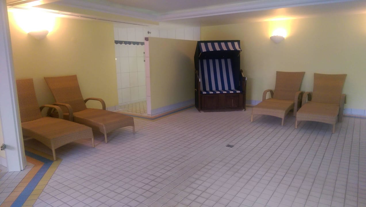 Relaxliegen Innenpoolanlage Hotel Fährhaus
