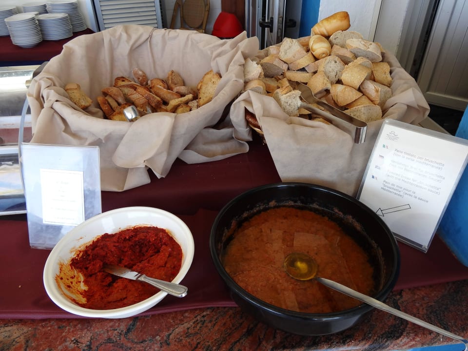 Scharfe Streichwurst und Bruschetta im Strandrest. Aldiana Club Rocca Nettuno Calabria