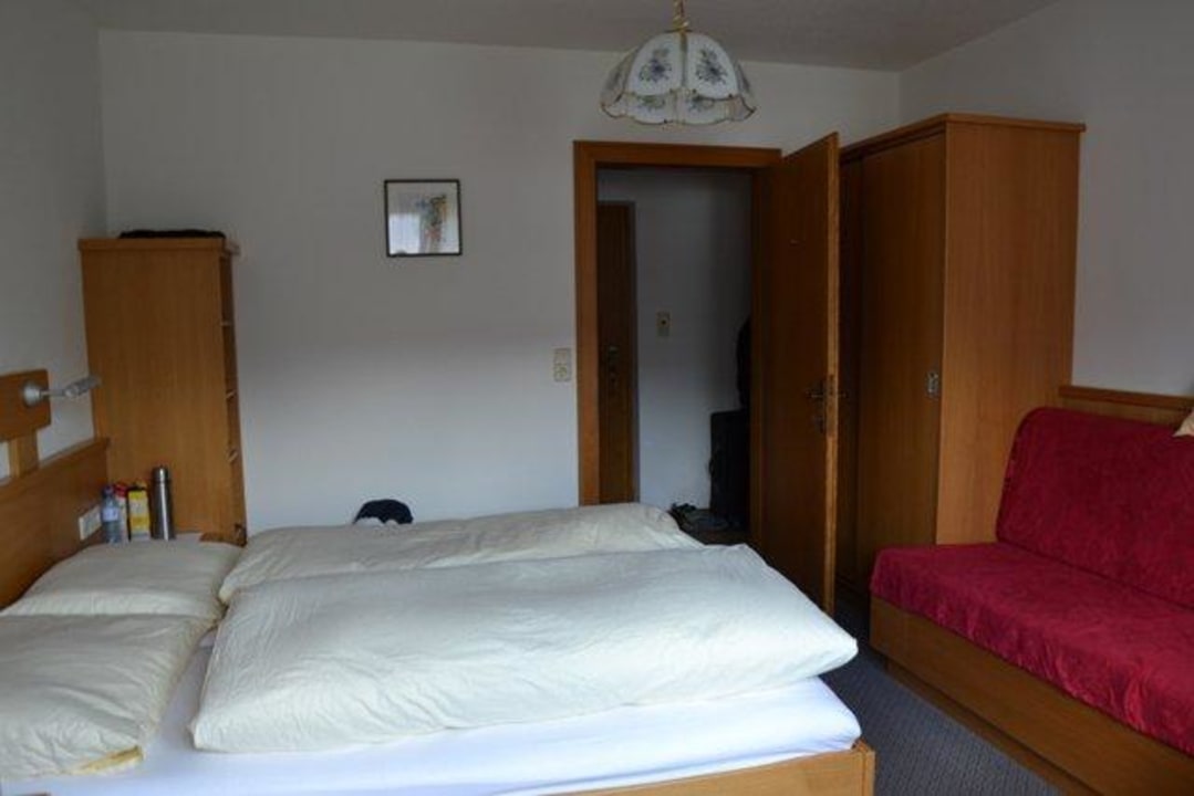 Doppelbett mit Nachtkästchen und Regal Gasthof Rose